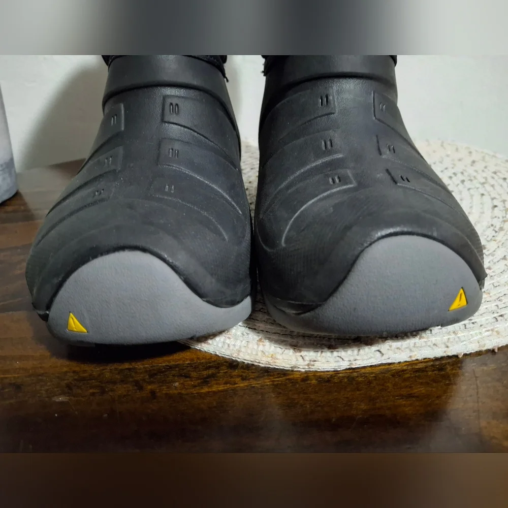 Kid's Keen Black Winter Boots Size 5